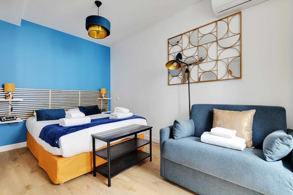 Bed, Living room