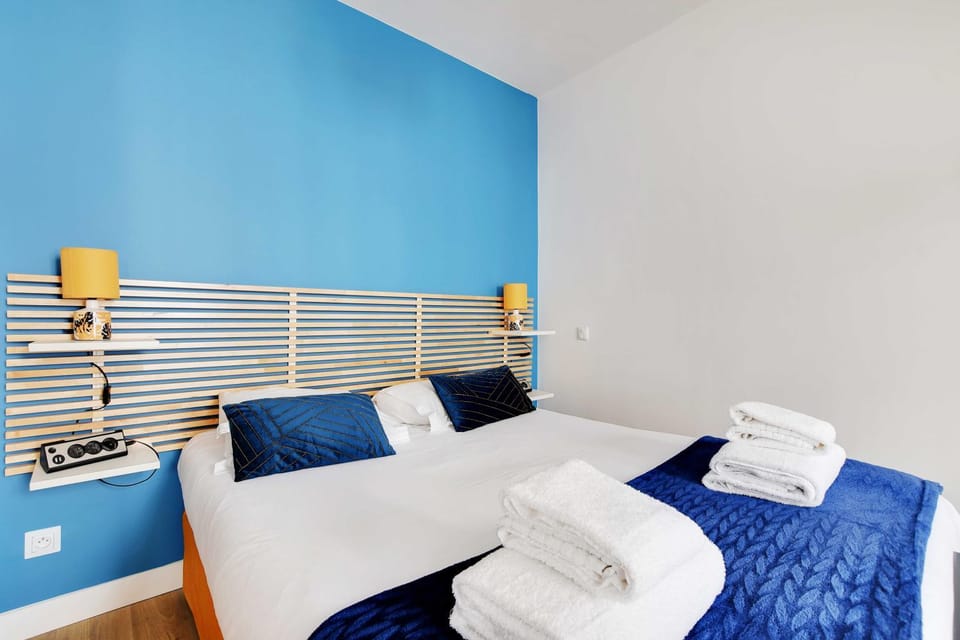 Bed, towels