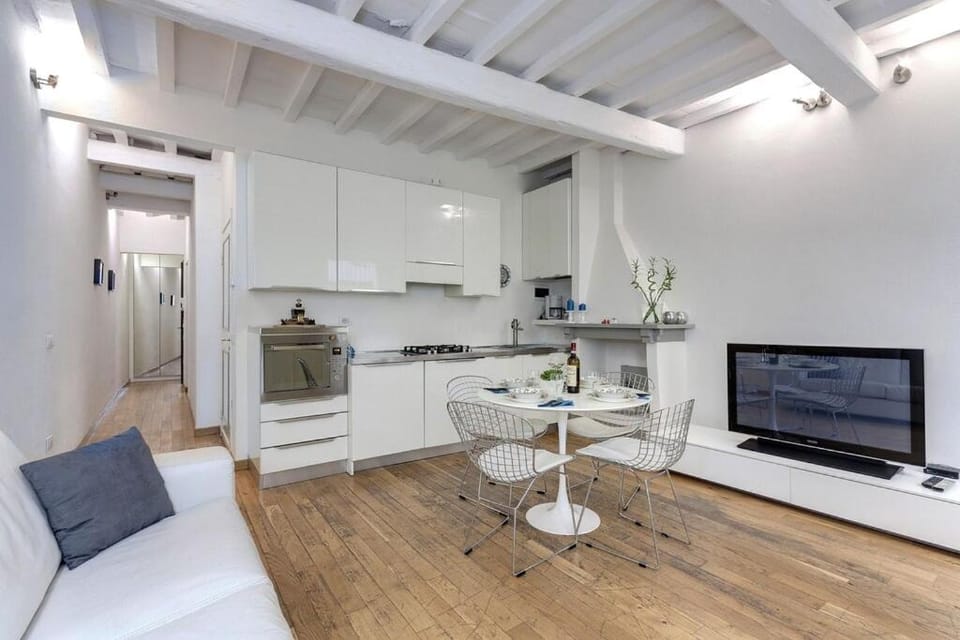 TV and multimedia, Kitchen or kitchenette, Living room, Dining area, stove