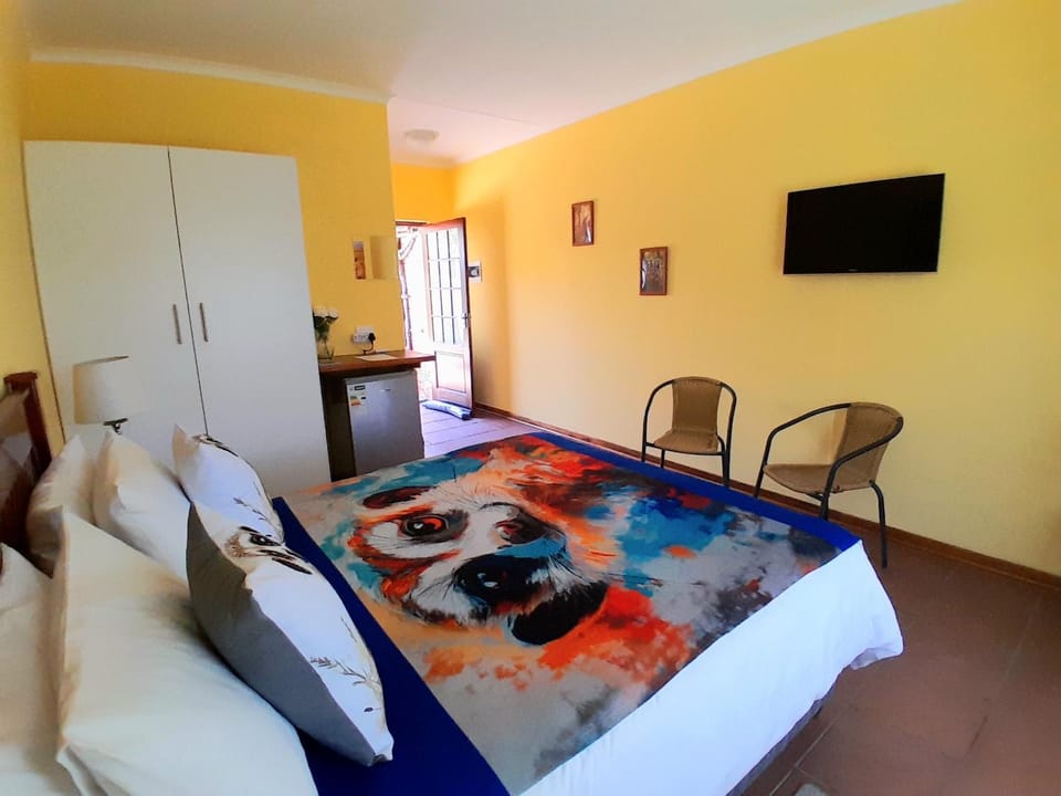 Bed, TV and multimedia, Photo of the whole room, wardrobe