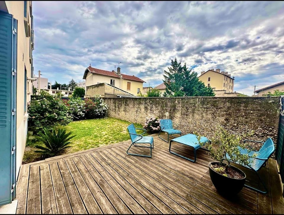 Art de Recevoir - Douce Escapade à Lyon 8 - Appartement Lumineux avec Terrasse & Climatisation Apartment in Lyon