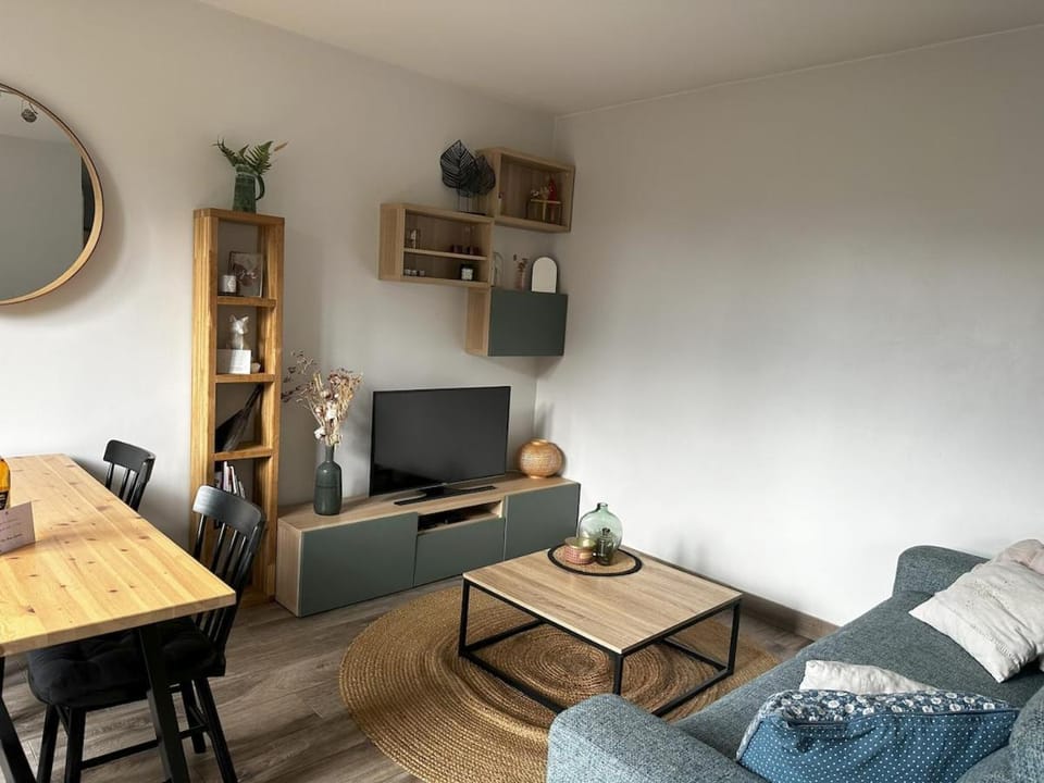 Art de Recevoir - Douce Escapade à Lyon 8 - Appartement Lumineux avec Terrasse & Climatisation Apartment in Lyon