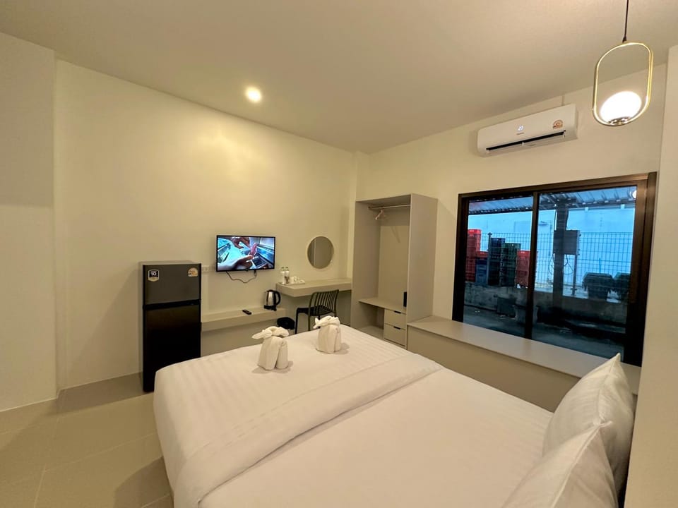 Communal lounge/ TV room, Bed, Photo of the whole room, Evening entertainment, Bedroom