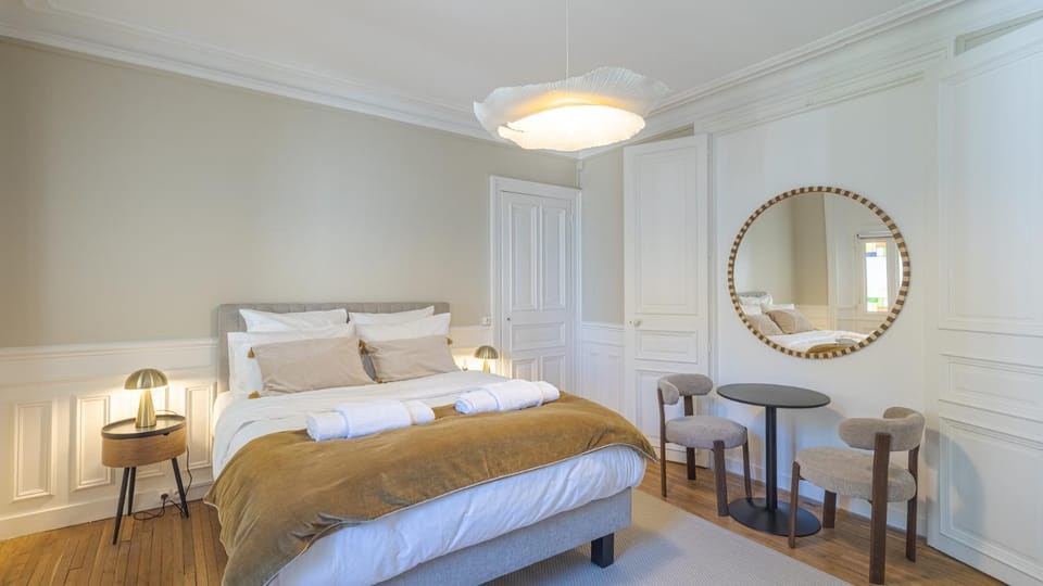 Bed, Bedroom, Meals