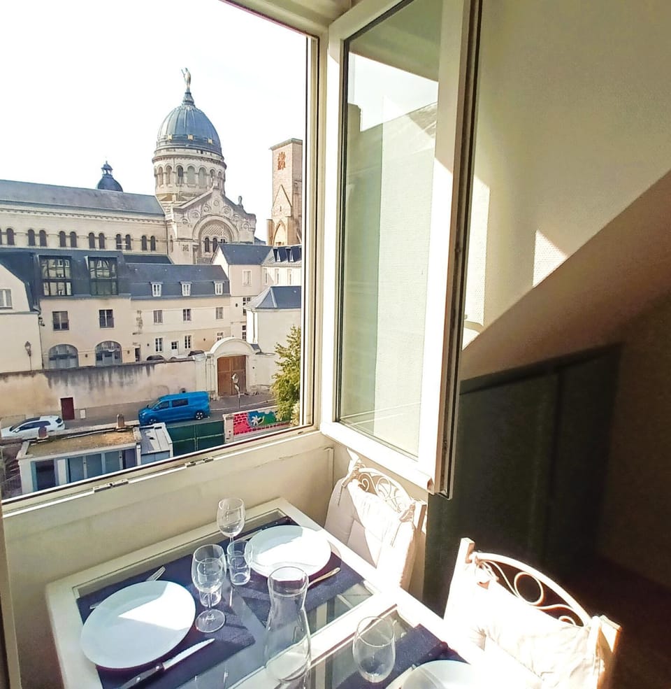 Dining area, City view