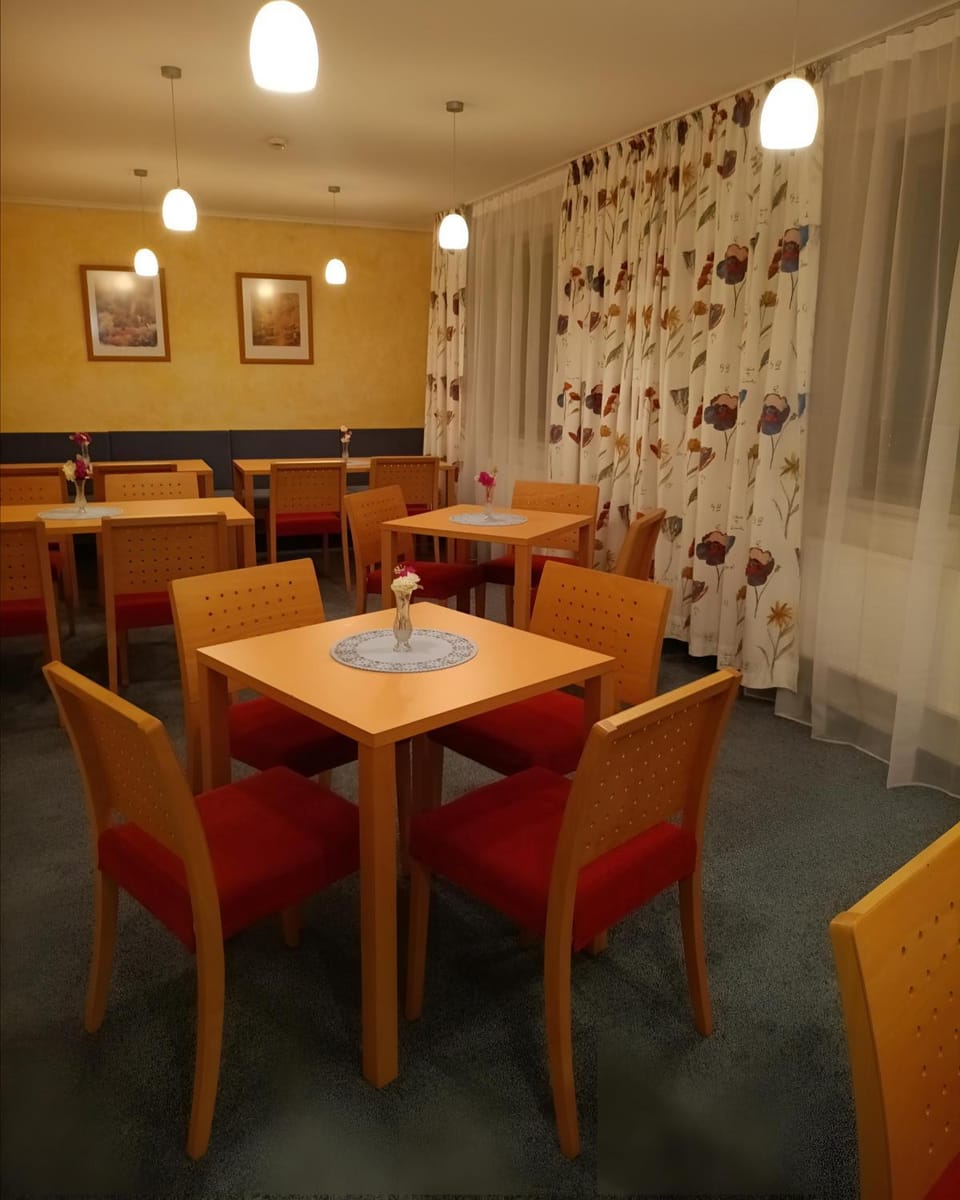 Restaurant/places to eat, Banquet/Function facilities, Seating area