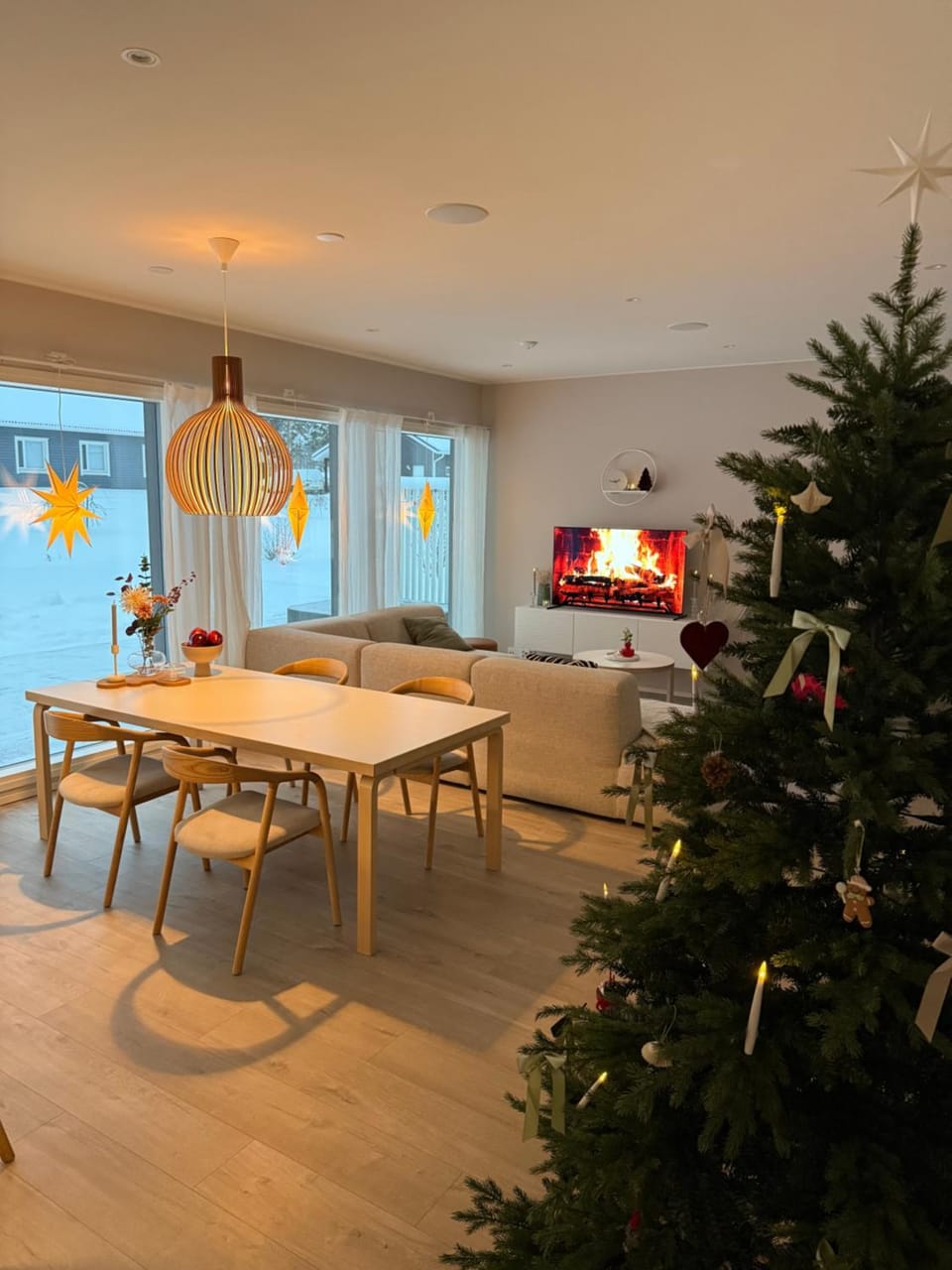Kitchen or kitchenette, Living room, Seating area, Dining area