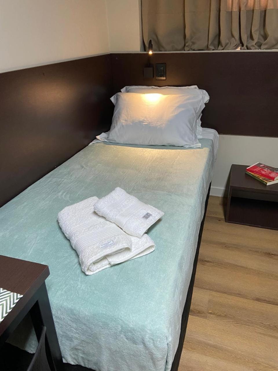 Bed, towels