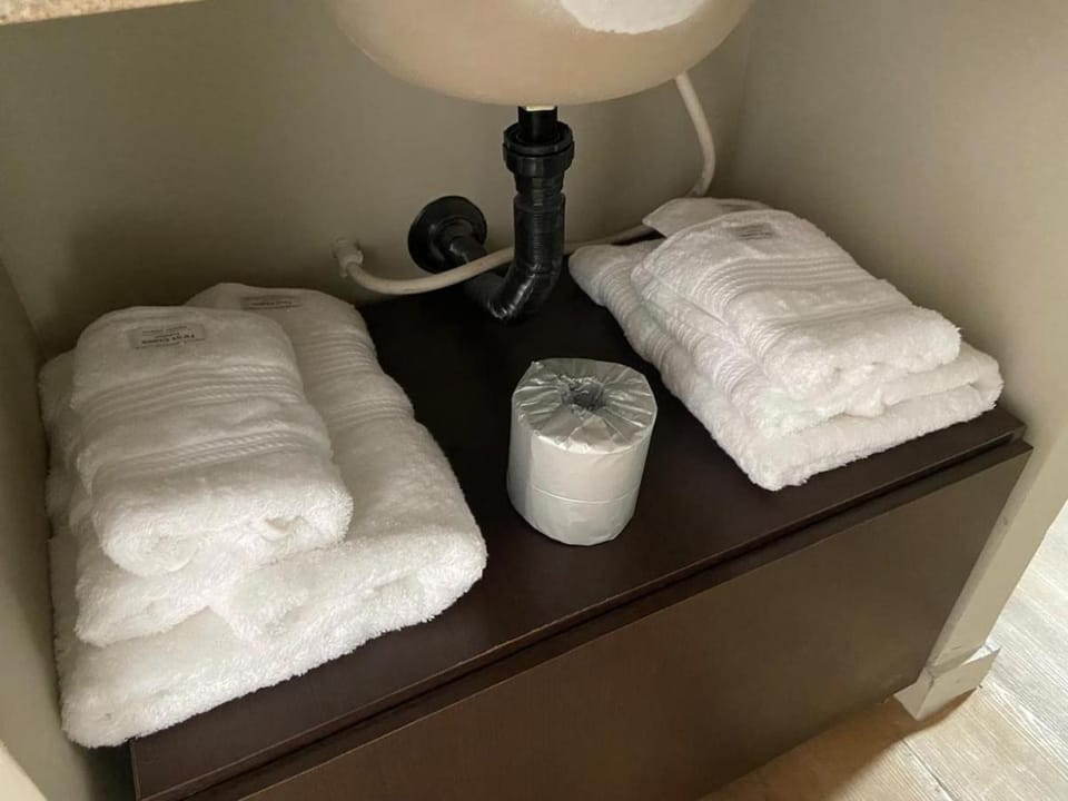 Photo of the whole room, towels
