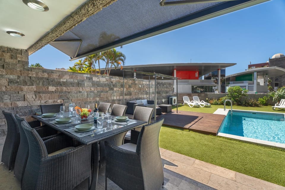 Property building, Balcony/Terrace, Living room, Swimming pool