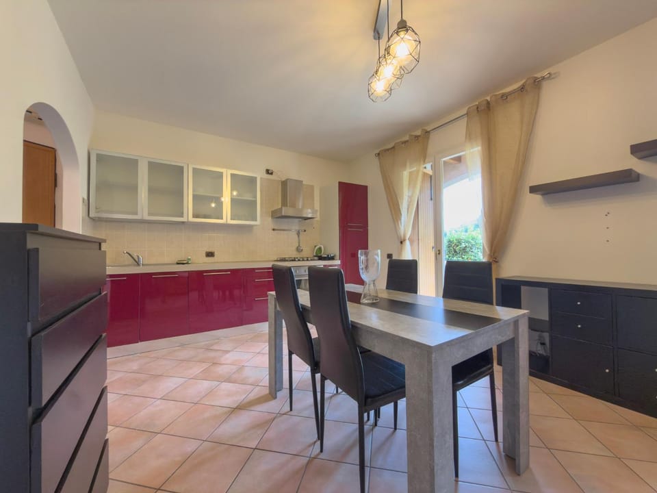 Kitchen or kitchenette, Living room, Seating area, Dining area, stove