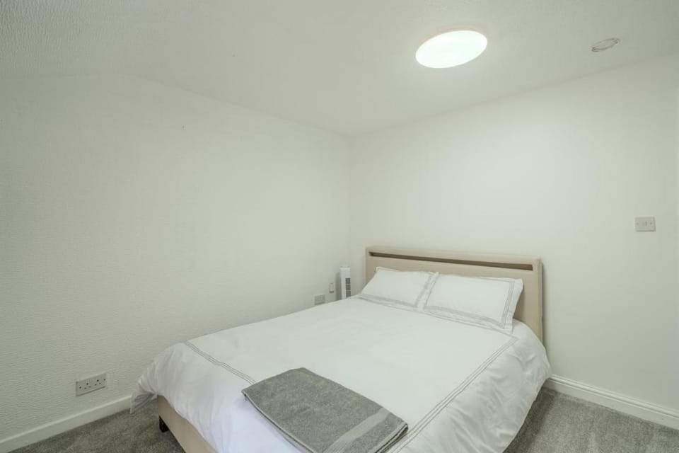 Modern 4-Bed Retreat in Prestwich, Perfect for Weekend Getaways House in Prestwich