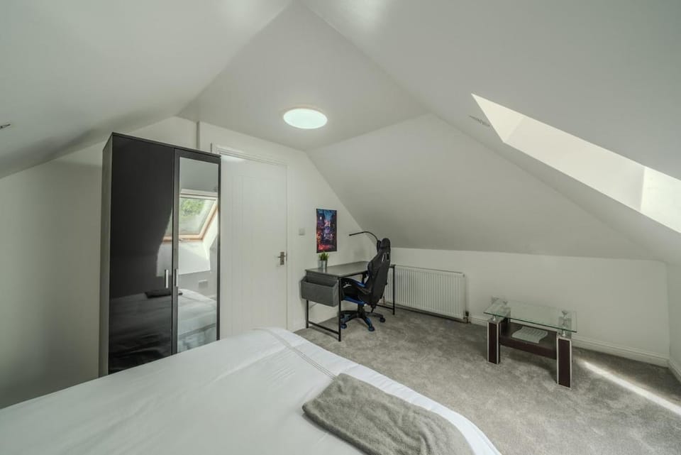 Modern 4-Bed Retreat in Prestwich, Perfect for Weekend Getaways House in Prestwich