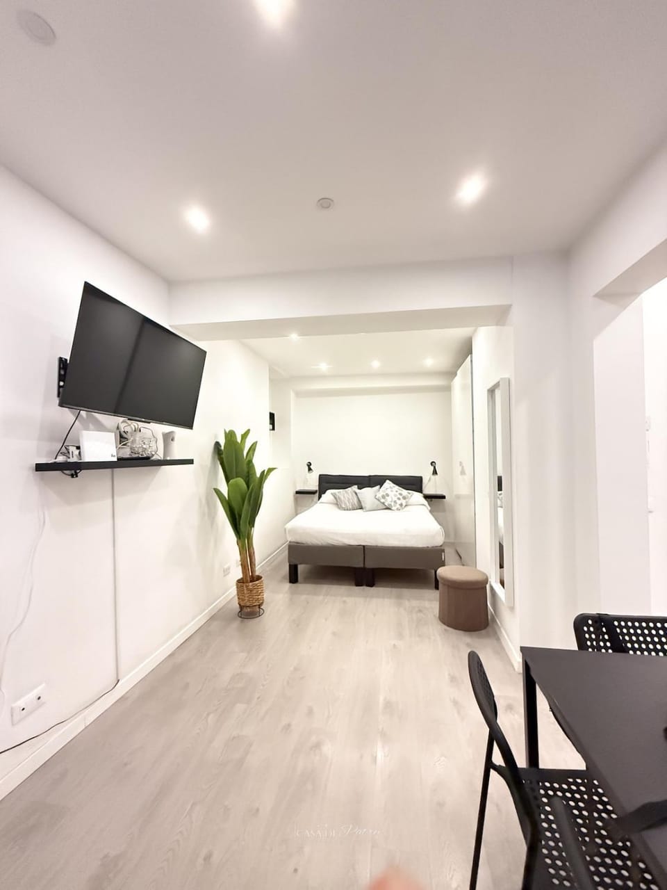 Bed, TV and multimedia, Photo of the whole room, Bedroom