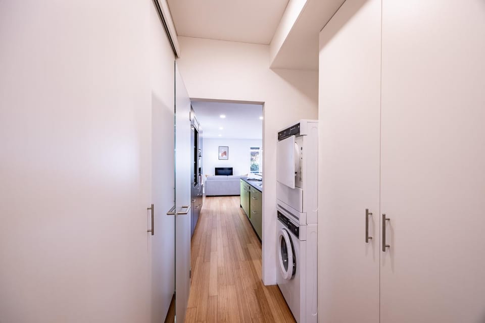 Kitchen or kitchenette, Seating area, oven, washing machine, dryer