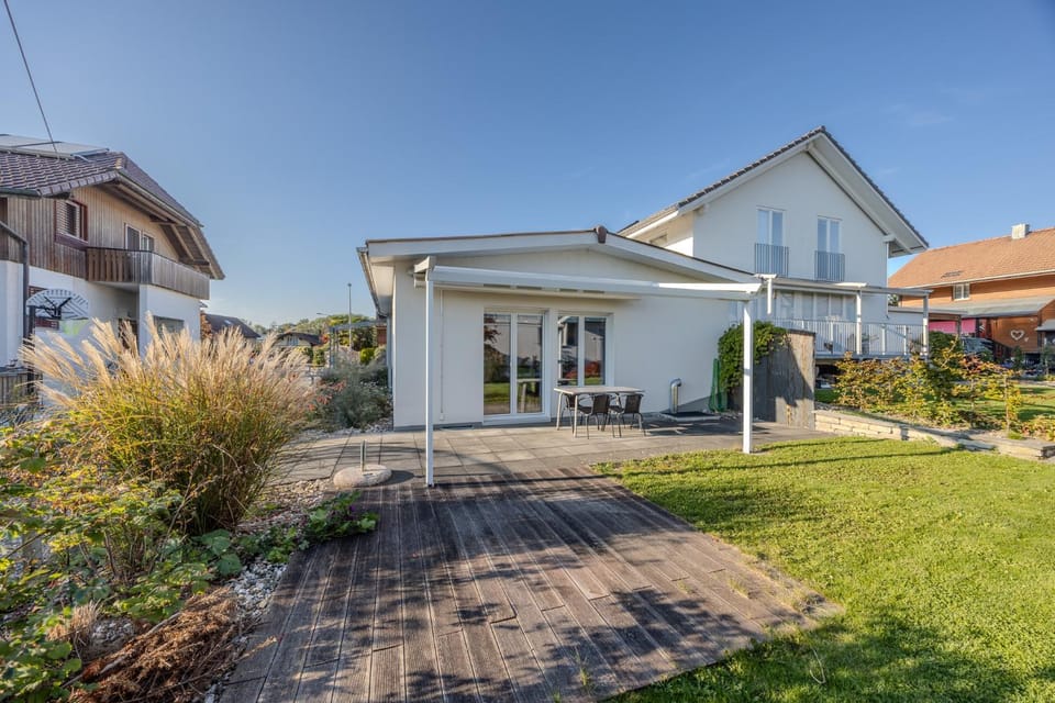 Property building, Day, Neighbourhood, Garden, Garden view
