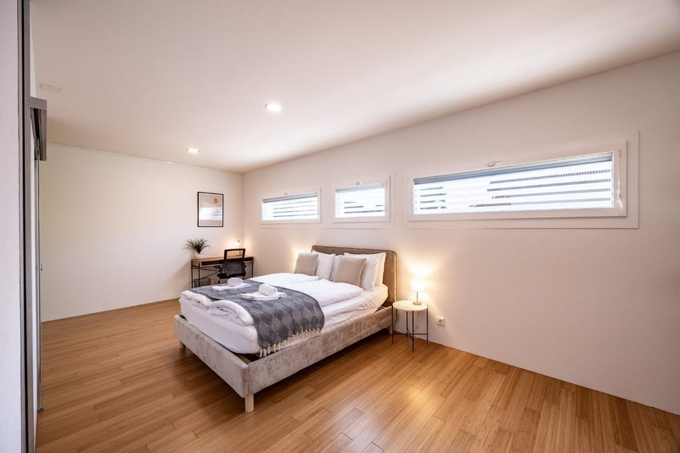 Bed, Photo of the whole room, Bedroom, Family, towels