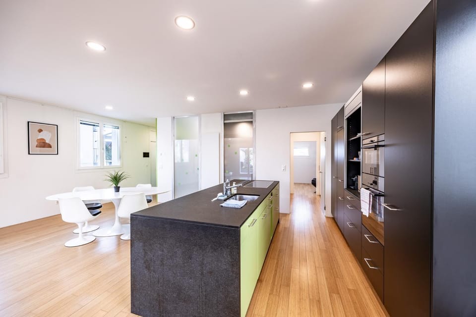 Kitchen or kitchenette, Seating area, Dining area, oven