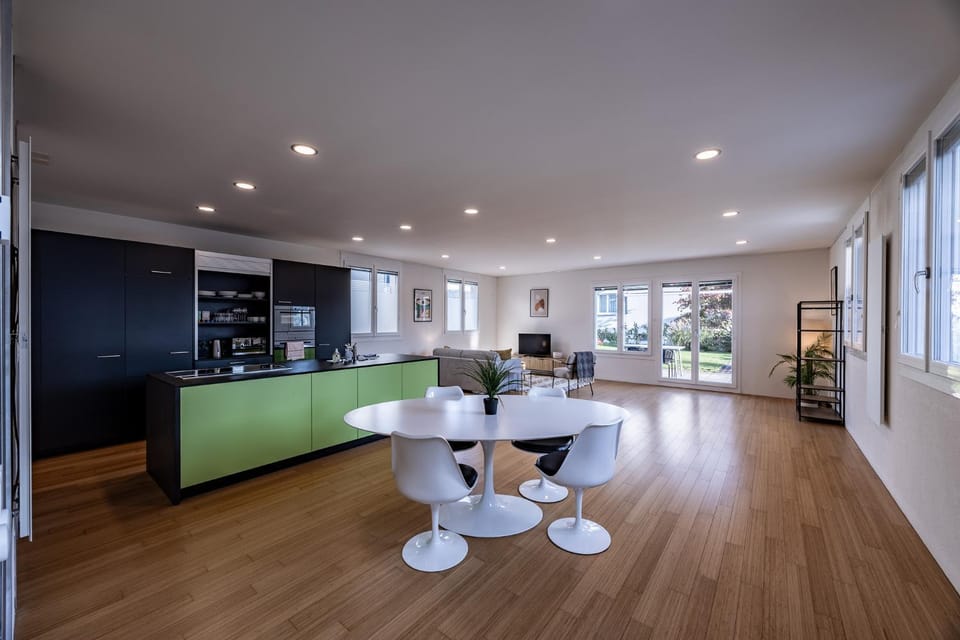 Coffee/tea facilities, Kitchen or kitchenette, Living room, Seating area, Dining area