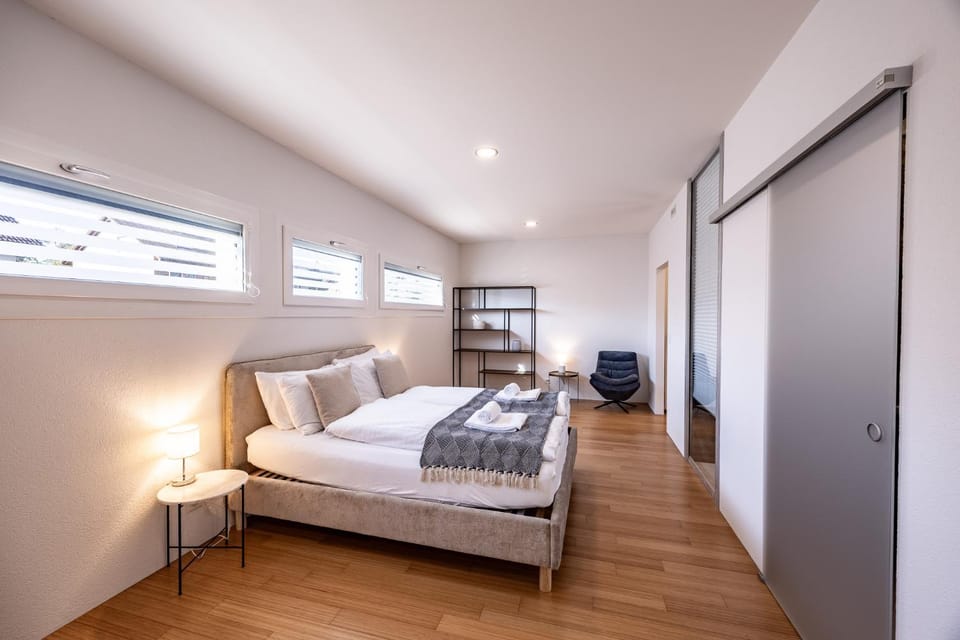 Bed, Photo of the whole room, Seating area, Bedroom, Family, heating, towels, wardrobe