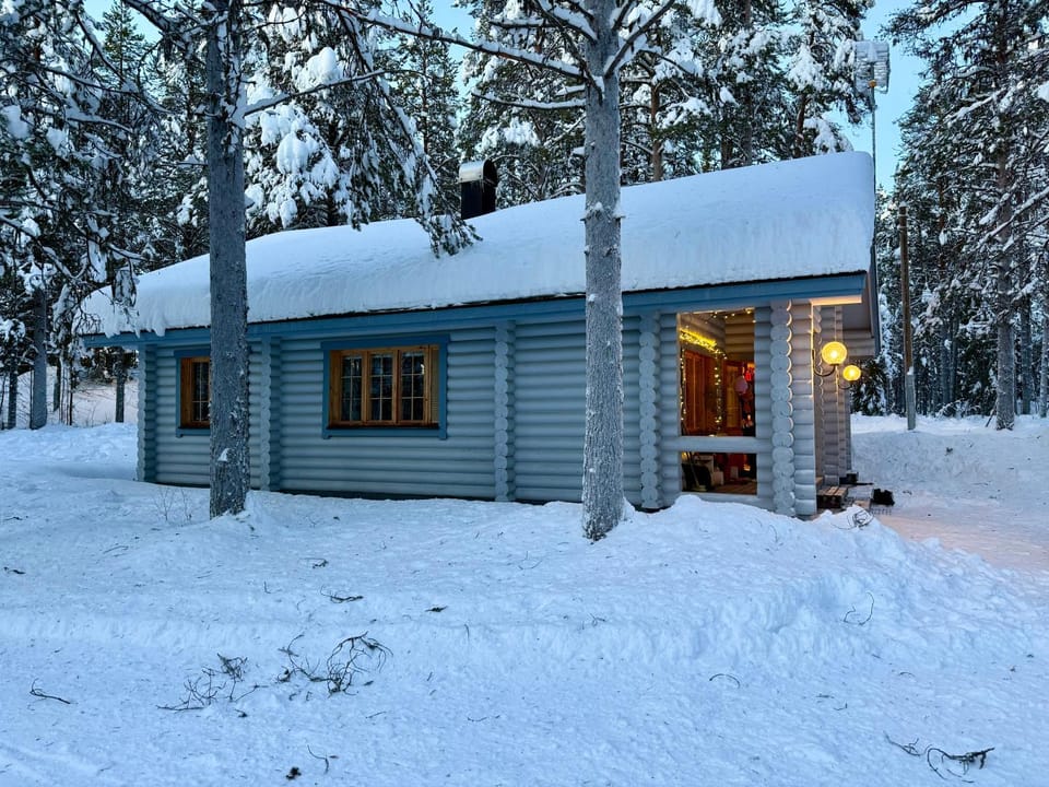Atmospheric log cabin by the ski tracks Cabin in Lapland
