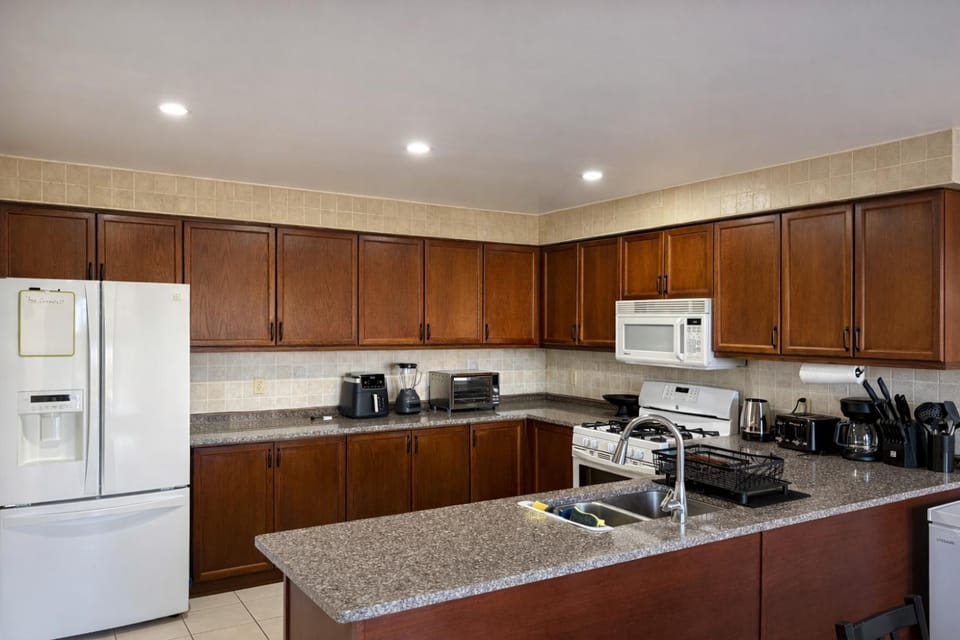 Coffee/tea facilities, dishwasher, microwave, oven, stove, kitchen
