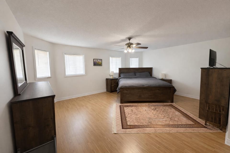 Bed, TV and multimedia, Photo of the whole room, Bedroom