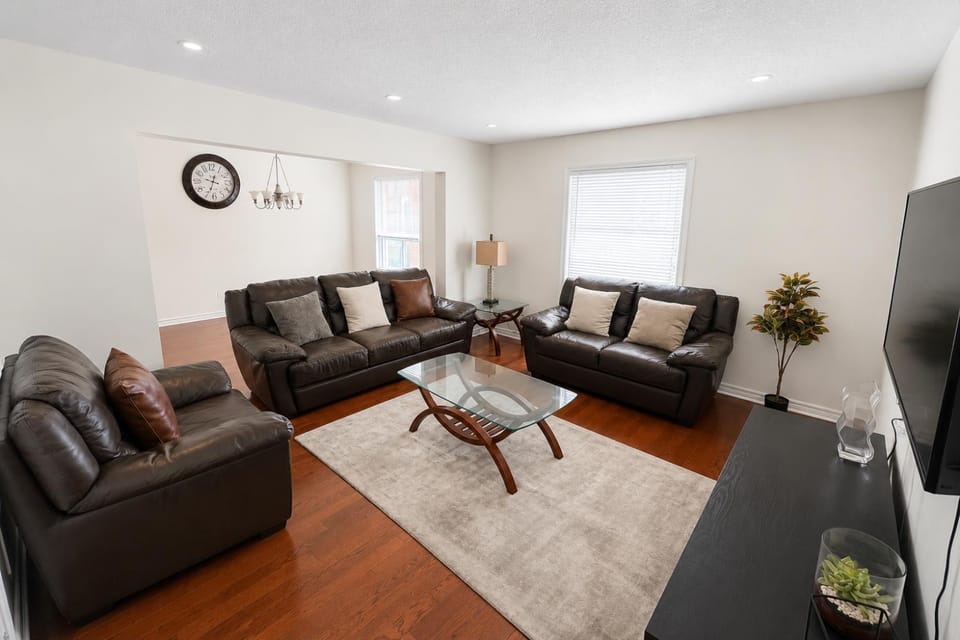 Communal lounge/ TV room, TV and multimedia, Living room, Decorative detail, Seating area, Evening entertainment, furniture