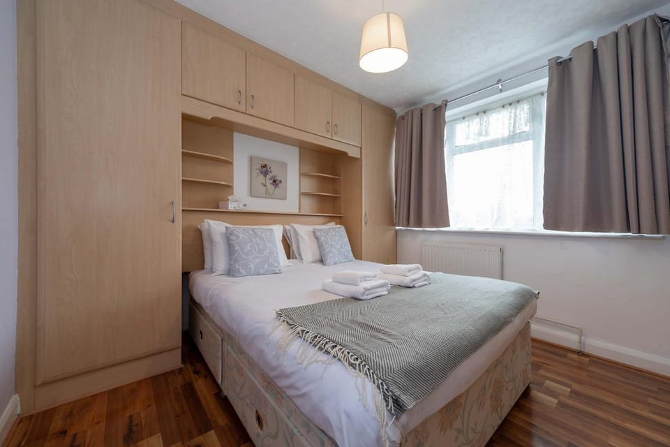 Spacious 2 Bedroom House in Kingsbury NW London House in Edgware