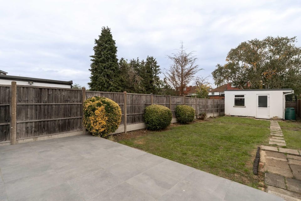 Spacious 2 Bedroom House in Kingsbury NW London House in Edgware