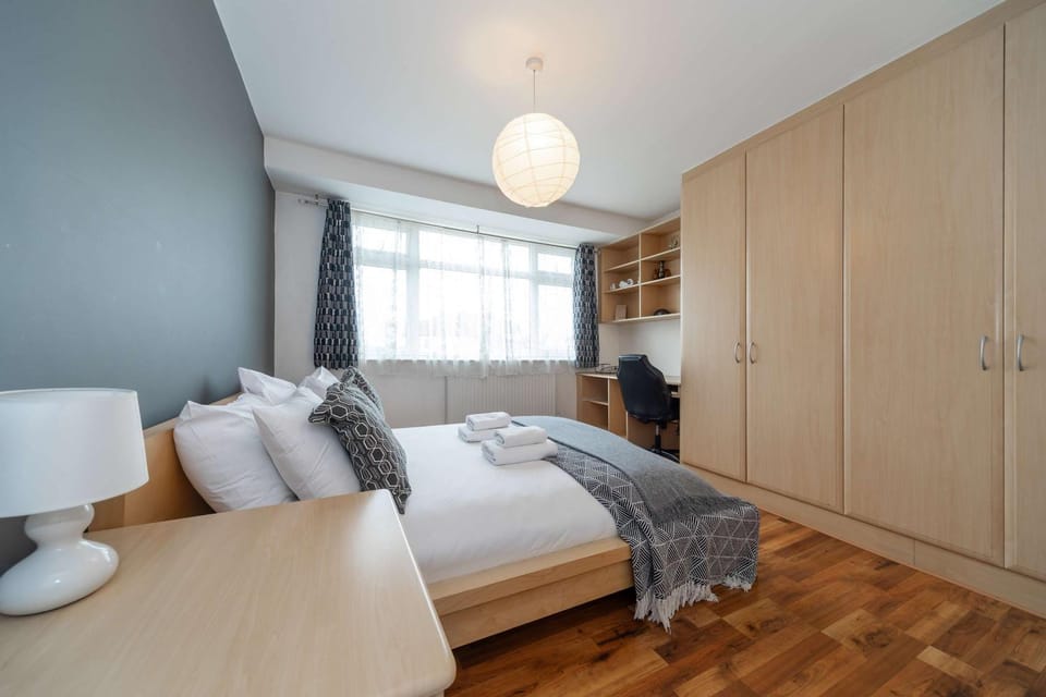 Spacious 2 Bedroom House in Kingsbury NW London House in Edgware
