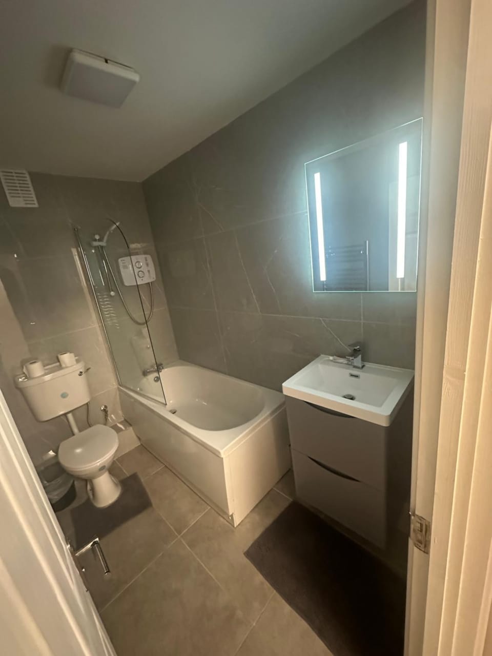 Shower, Toilet, Bathroom, Bath, towels