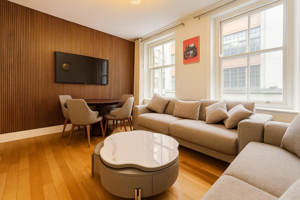 Soho Living Chic 1BR Flat on Wardour Street, 2nd Floor - No lift 4WD Apartment in City of Westminster