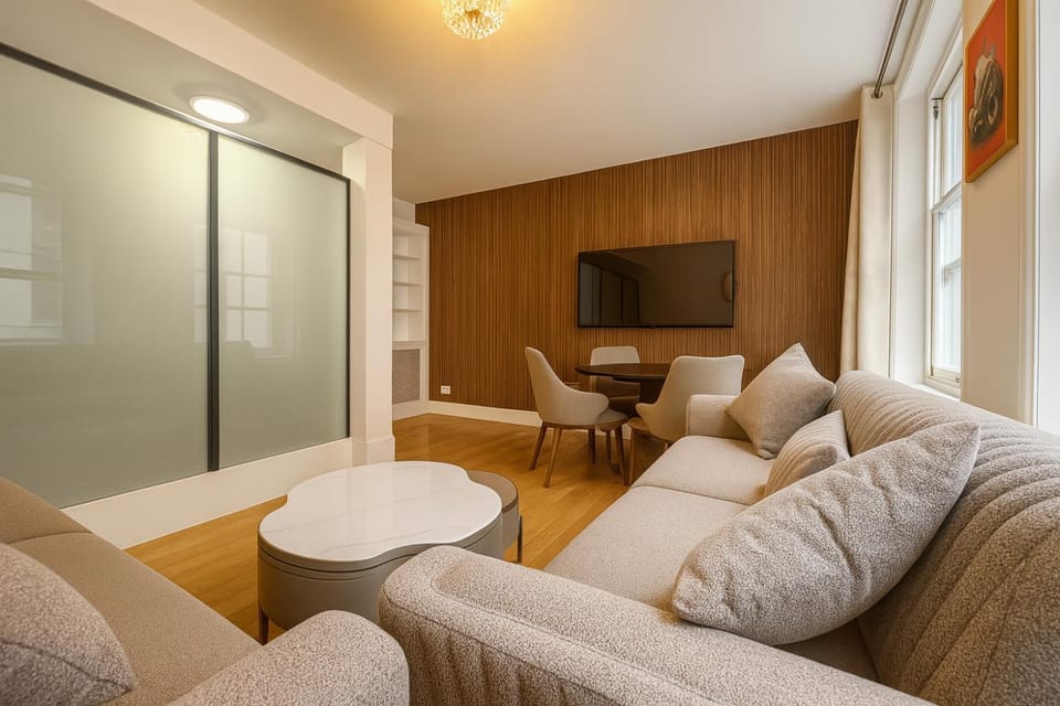 Soho Living Chic 1BR Flat on Wardour Street, 2nd Floor - No lift 4WD Apartment in City of Westminster