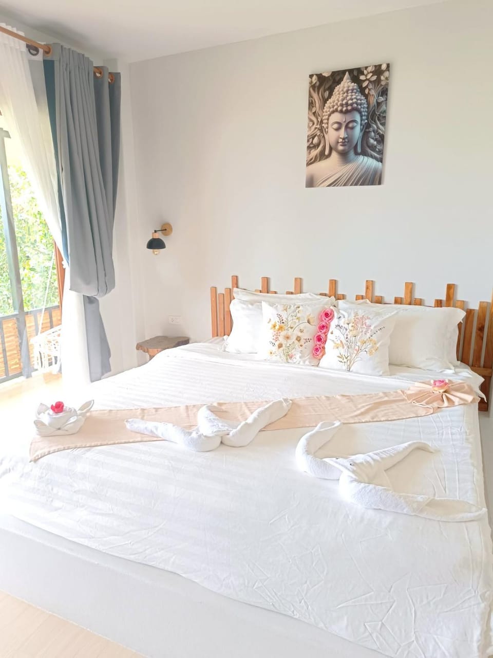 Bed, Photo of the whole room, Bedroom, towels