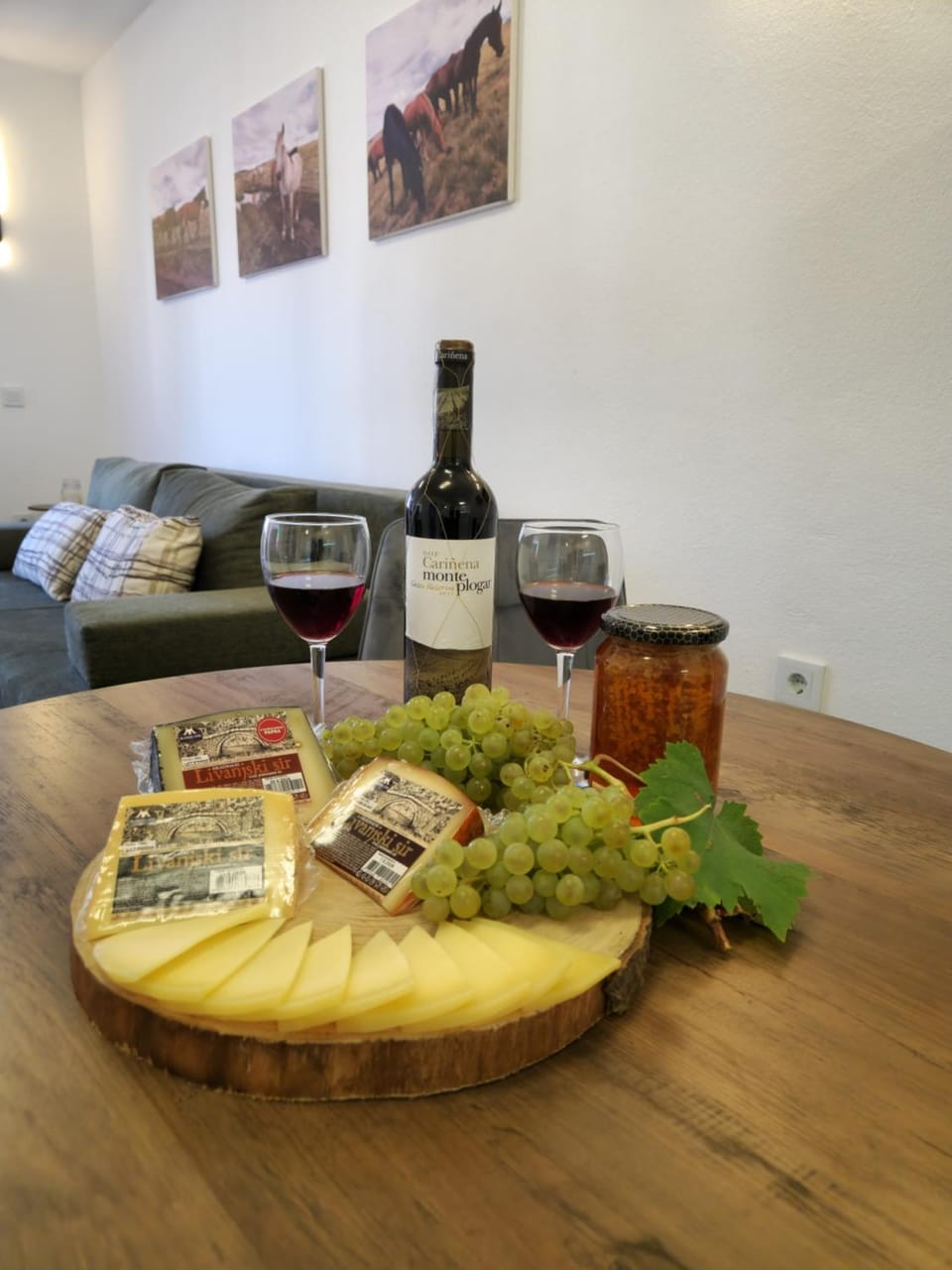 Living room, Food and drinks, Seating area, Food, Lunch, Dinner, Drinks, Alcoholic drinks