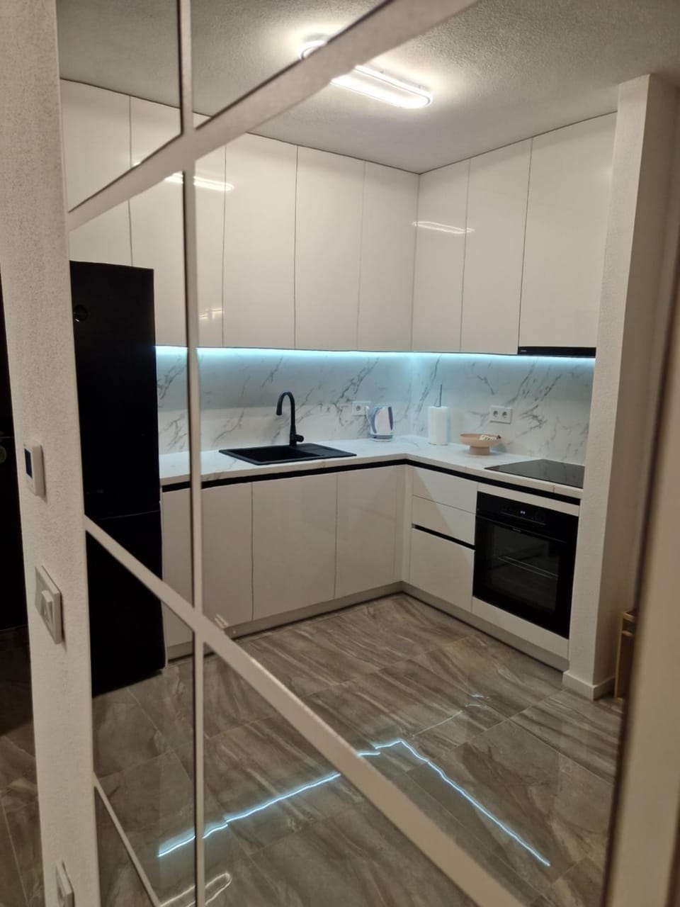 Kitchen or kitchenette, dishwasher, stove