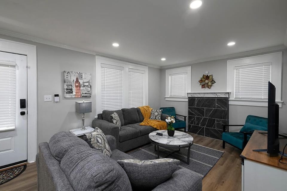 TV and multimedia, Living room, Seating area