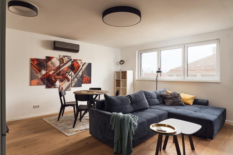 TV and multimedia, Living room, Dining area, air conditioner