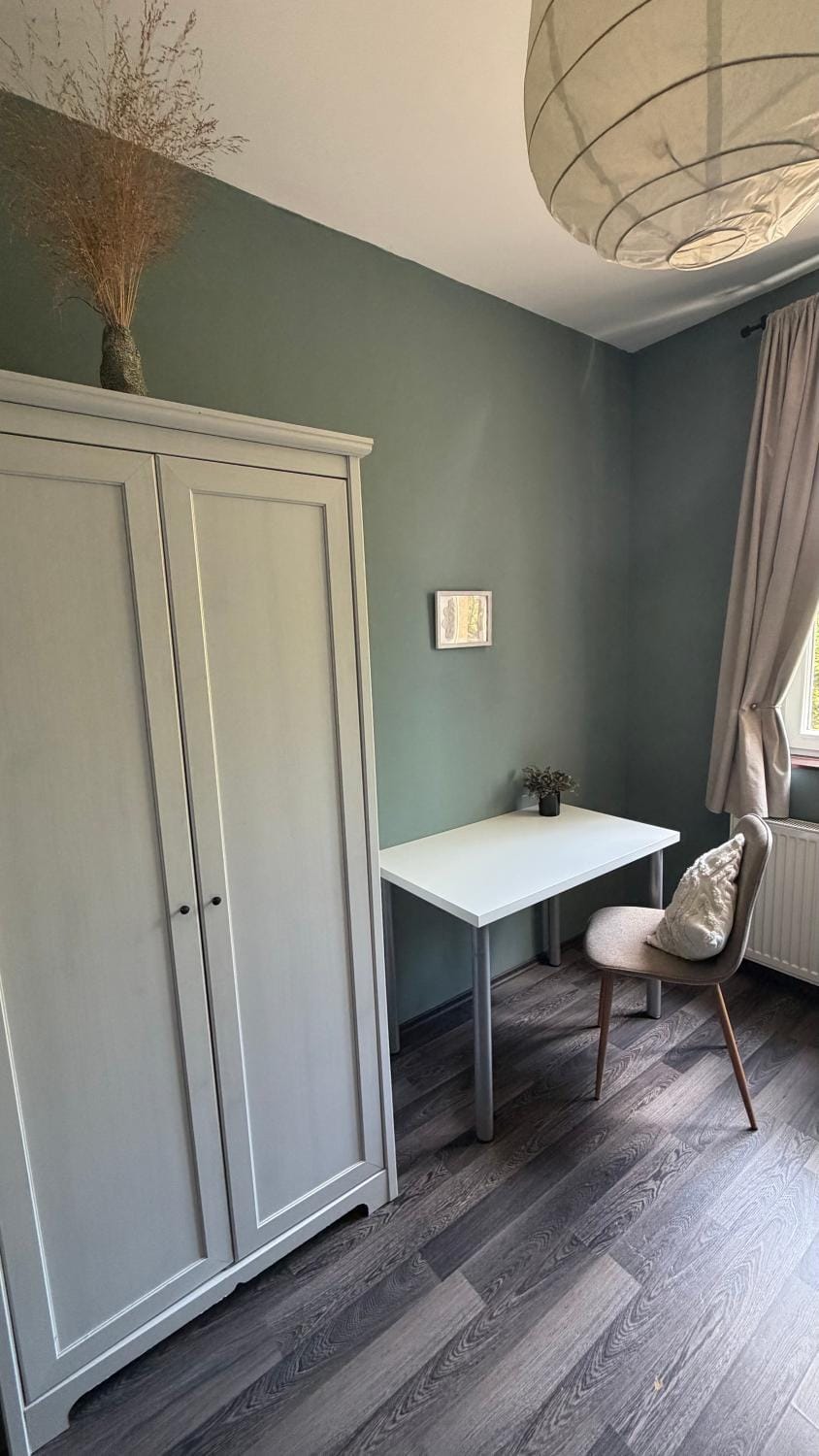 Bed, Seating area, Parking, internet, towels, wardrobe