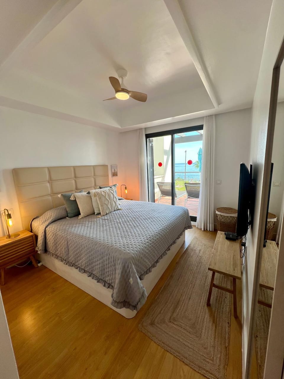 Bed, TV and multimedia, Photo of the whole room, Bedroom
