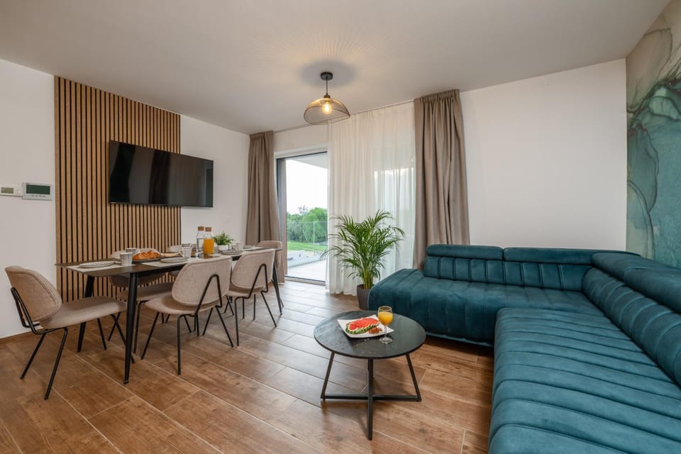 TV and multimedia, Living room, Seating area, Dining area