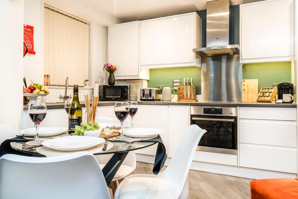 Coffee/tea facilities, Kitchen or kitchenette, Living room, Seating area, Dining area, dishwasher, oven, stove, toaster