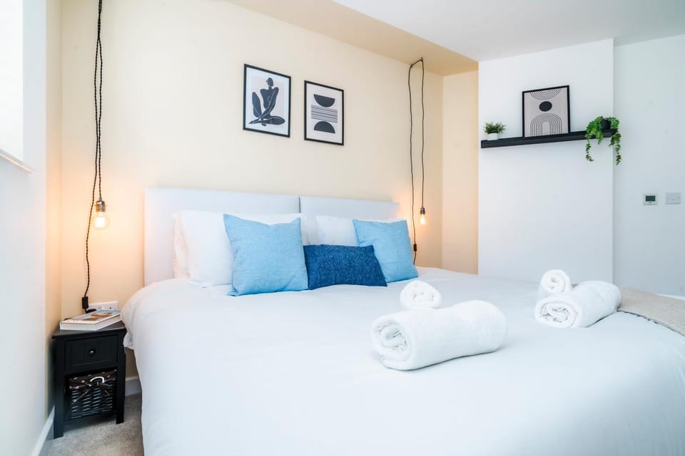Bed, Photo of the whole room, Bedroom, towels