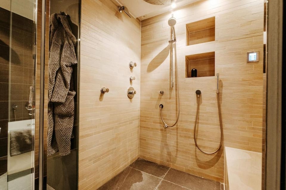 Shower, towels
