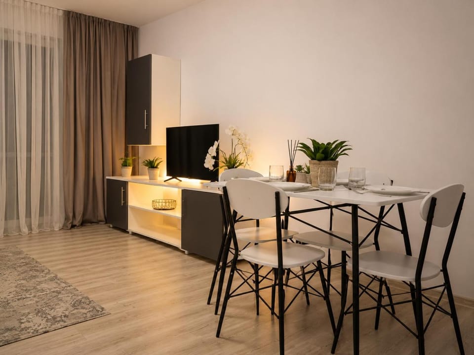 TV and multimedia, Living room, Seating area, Dining area