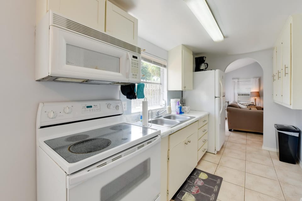 < 1 Mi to Beach: Peaceful Escape in Nokomis Apartment in Nokomis