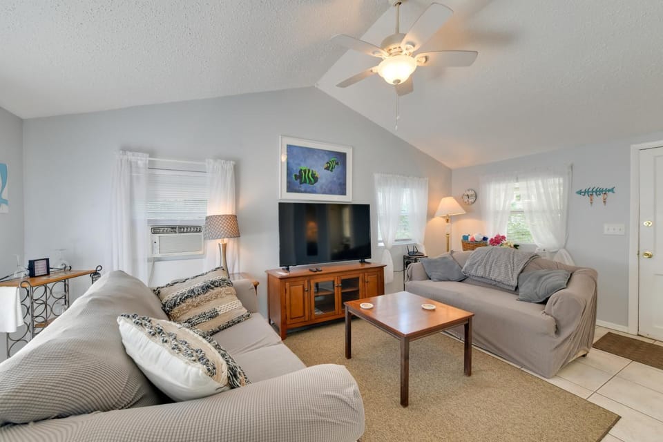 < 1 Mi to Beach: Peaceful Escape in Nokomis Apartment in Nokomis