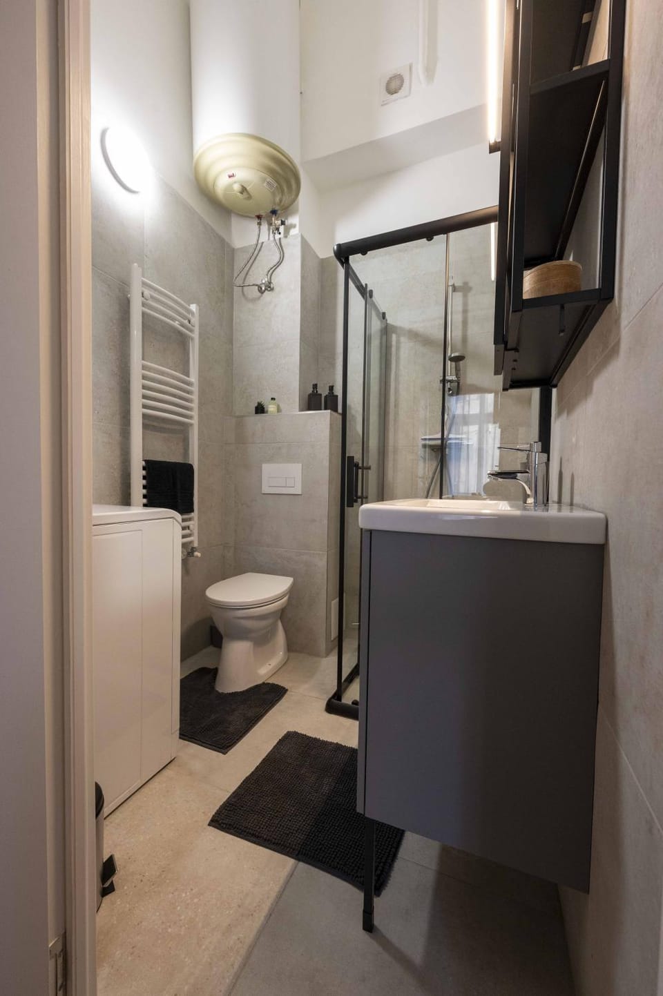 Shower, Toilet, Bathroom, towels, washing machine
