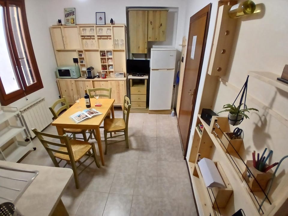 TV and multimedia, Coffee/tea facilities, Kitchen or kitchenette, Dining area, furniture, heating, microwave, minibar, oven, stove